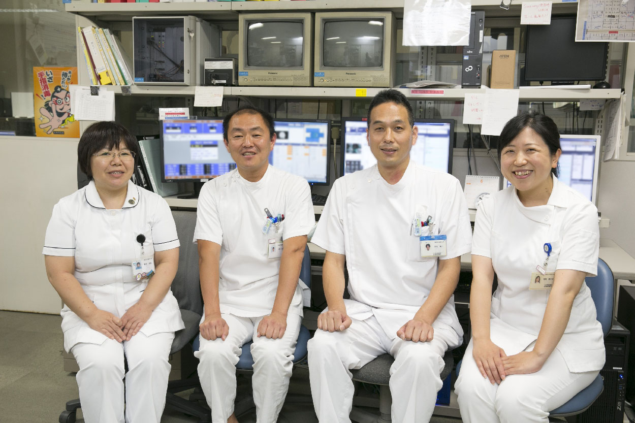 左より、尾崎認定看護師、大野主任技師、羽生副技師長、福岡主任技師